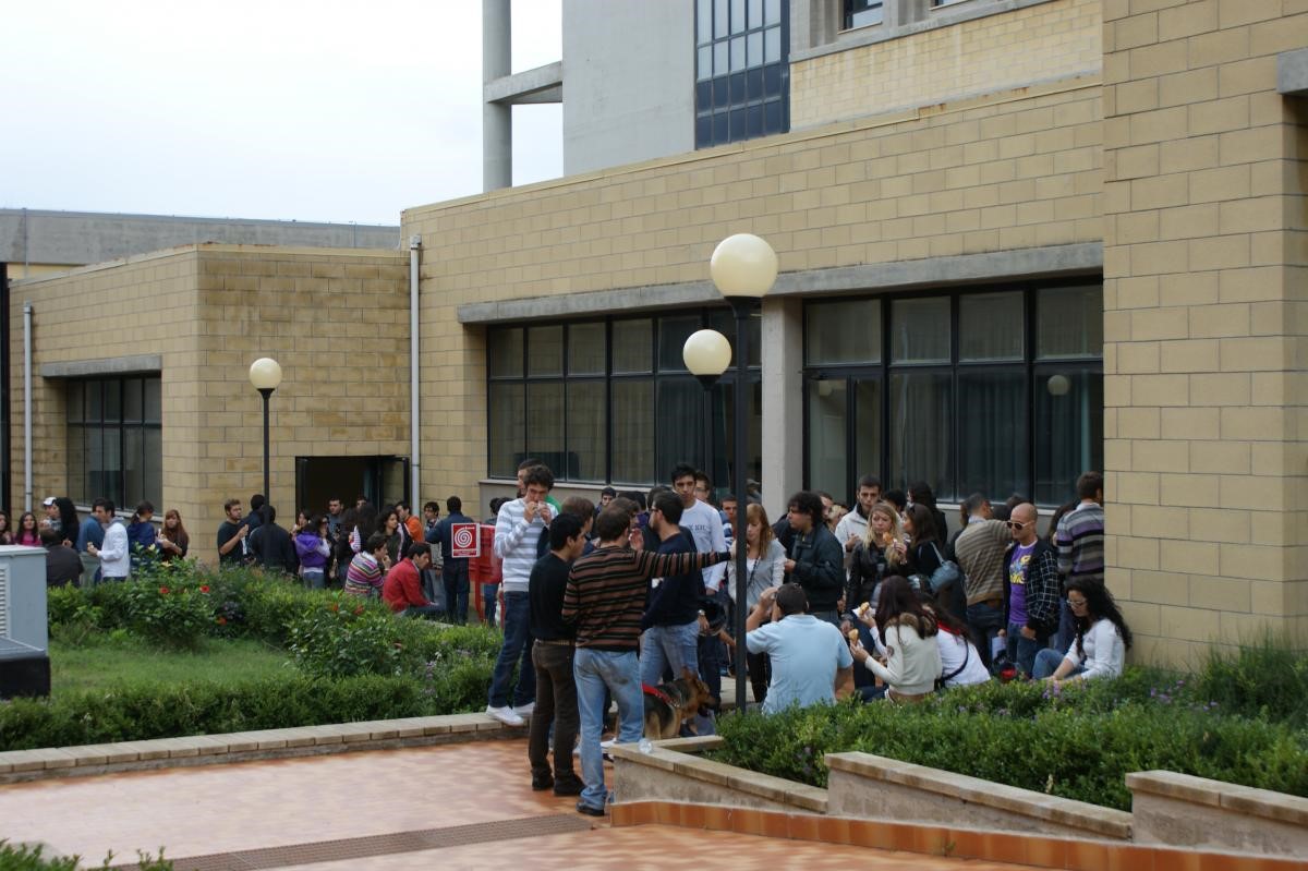 Foto di studenti nel cortile del Dipartimento